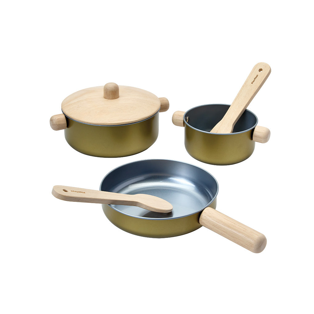 The PlanToys Cooking Utensils Playset includes three metallic toy pots and pans with light wooden handles, plus matching wooden spatula or spoon—a sustainable and charming set for kids’ pretend play.